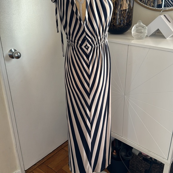 British Brand- Mina UK chevon stripped dress in navy blue and dove grey. - Picture 7 of 10